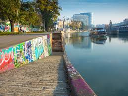 Bed linen and towels are provided. Rauber Sprang In Donaukanal Wien Orf At