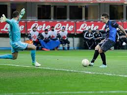 Marko livaja colpisce un avversario e poi l'arbitro! Half Time Report Marko Livaja Puts Inter Milan Ahead