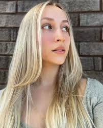 Amanda Madonna's Instagram, Twitter & Facebook