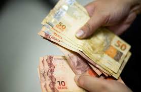 Esta subida, que produz efeitos a 1 de janeiro de 2021, representa um acréscimo nominal. Salario Minimo 2021 Governo Federal Realiza Nova Projecao E Aumenta Valor O Norte