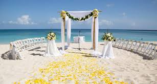 Siete degli inguaribili romantici e l'acqua è l'elemento naturale che preferite? Sposarsi All Estero Matrimoni In Spiaggia Sposarsialasvegas It