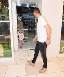 Ancak ikili kızları nazlı ve derin için görüşmeye devam ediyor. Burak Yilmaz Esinden Izin Alamadi Medya Olusum