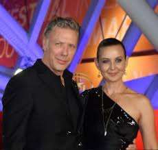 Takana on kolme mallikasta liigakautta ja tällä kaudella 26 ottelussa syntyi kovat tehopisteet, 16+9. Mikael Persbrandt With His Wife Sanna Lundell Celebrities Infoseemedia