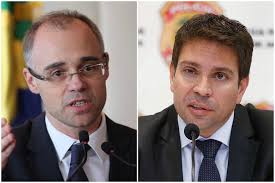 El nuevo ministro de justicia de brasil, andré de almeida mendonça.wikipedia.org / palácio tras ejercer de abogado de petrobras durante cuatro años, en el 2000 mendonça comenzó a trabajar en. Diario De Taubate E Regiao Andre Mendonca E O Novo Ministro Da Justica E Alexandre Ramagem No Comando Da Pf