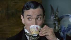 في كل مرة أشاهد فيها فورسيتي ساغا (2002) أريد أن أكسر رقبة داميان لويس، ثم  أتذكر كم هو لطيف ولطيف في الحياة الواقعية وكل ما مر به وأريد فقط أن أحمله  مثل