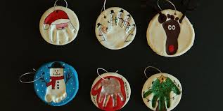 La pâte à sel, on connaît et elle a fait ses preuves. 10 Inspirations Pour Realiser Des Decorations Empreintes En Pate A Sel Pour Noel Brico Enfant Trucs Et Bricolages