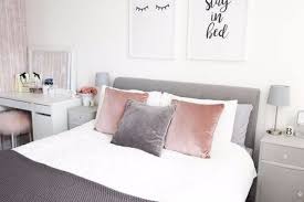 Desainnya pun cukup profesional, dengan hiasan walpapaer bunga di bawah membuat kamar ini sangat indah. Dekorasi Kamar Remaja Sederhana Bertema Milenial Pink Kumparan Com