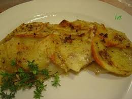 Potete tenere il petto di pollo intero, privandolo esclusivamente dell'osso e della cartilagine centrali. Pollo E Patate In Crosta C A S A V A L E