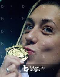 Image of Maggie Bowen, des États-Unis, embrasse sa médaille d'or au 200