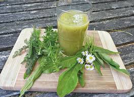 Vous découvrirez ici les propriétés de cette délicieuse boisson aux vertus diurétiques et purifiantes. Boisson Detox Jus D Herbes Tonifiant Aux Fruits Le Blog D Ici