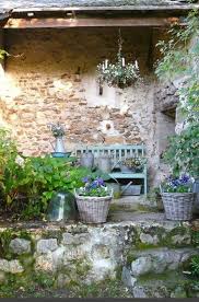 Die Gartenbank Treffpunkt Der Romantik Und Erholung Archzine Net Garten Bank In Turkis Fa In 2020 Gartengestaltung Garten Deko Garten