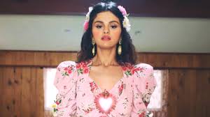 Rosalía muestra su pasión por las motos. Selena Gomez And Rauw Alejandro To Perform Baila Conmigo At Premio Lo Nuestro 2021 Exclusive Entertainment Tonight