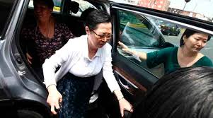 La candidata a presidenta de perú admite errores del pasado, suma el apoyo electoral de viejos enemigos y se cubre con un manto de humildad la candidata presidencial keiko fujimori, en un acto de su campaña este jueves en lima.sebastián castaneda / reuters. Susana Higuchi Visito A Keiko En La Clinica Centenario Punto Clave Del Peru