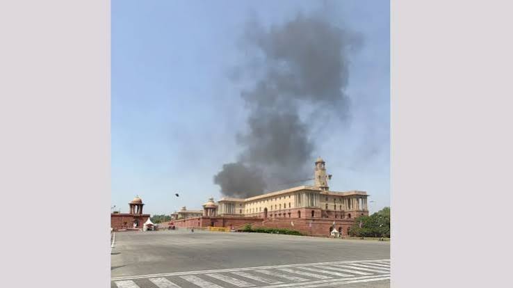 राष्ट्रपति भवन के पास नॉर्थ ब्लॉक में लगी आग, आसमान में धुएं का गुबार दिखा, दमकल की कई गाड़ियां रवाना - India TV Hindi