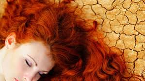 Forse i suoi lunghi capelli rossi vi staranno già ricordando qualche altra artista. Emily Reay Cacciata Da Scuola Perche Ha I Capelli Rossi