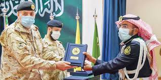 أن يكون المتقدم سعودي الأصل والمنشأ ( يستثنى من ذلك من نشأ مع والده أثناء خدمته للدولة خارج المملكة ). Ø§Ù„Ù„ÙˆØ§Ø¡ Ø§Ù„Ø¹ÙŠØ³Ù‰ Ø±Ø¹Ù‰ ØªØ®Ø±ÙŠØ¬ Ø·Ù„Ø¨Ø© ÙƒÙ„ÙŠØ© Ø§Ù„Ù…Ù„Ùƒ Ø®Ø§Ù„Ø¯ Ø§Ù„Ø¹Ø³ÙƒØ±ÙŠØ©