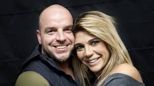 Melisa knipt soms Andy's konthaar