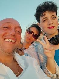 Dopo il fermento suscitato dall'annuncio, il pezzo di @goelier e @50cent è  finalmente fuori: “PHANTOM” sancisce definitivamente il gemellaggio  Napoli-New York, due città lontane eppure così vicine, come ci avevano già  insegnato