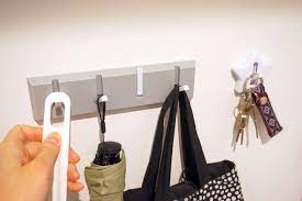 使わない時はたためるダイソーの粘着フック 強力な粘着力でフックにつき約1kgの耐荷重があり 突起が気にならないので低い位置にもおすすめです ダイソー フック 100均