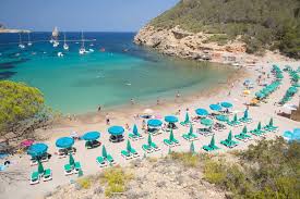 Etwas ruhiger wird es in einer der vielen buchten, wo man mancherorts auch ganz allein ist. Der Strand Benirras Ibiza Spotlight