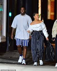 Memphis depay ( dutch pronunciation: Diddy 49 Ging Zu Lori Harvey 22 Wahrend Sie Einen Entspannten Spaziergang Genossen