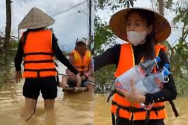 Trong đó, ca sĩ thuỷ tiên được xem là một trong những cái tên đầu tiên xung phong ra trận, chẳng những lên tiếng kêu gọi quyên góp, nữ ca sĩ còn sẵn sàng để con cho chồng lo, một mình ra tận miền trung, đến từng hộ gia đình để cứu trợ bất chấp mưa bão nguy hiểm. Thá»§y Tien Ä'a Trá»Ÿ Vá» Nha Sau 1 Tuáº§n Há»— Trá»£ Ba Con Vung LÅ© Chuyá»‡n Sao Plo
