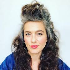 La ricrescita dopo la tinta cambia colore e a fare capolino dalle radici sono capelli bianchi e grigi. Capelli Bianchi 2022 Donna Colore Protagonista Dai 20 Ai 50 Anni Amica