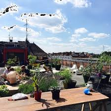 Das Sind Die 7 Besten Rooftop Bars In Berlin Zum Feiern Chillen Oder Fur Den After Work Cocktail Mit Panorama Blick Uber D In 2020 Dachgarten Hotel Berlin Bar Berlin