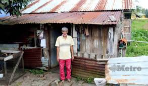 Pintu geser cocok untuk rumah minimalis karena pintu dapat menutup dan membuka tanpa menghalangi apapun di sekitarnya. Rumah Daif Tanpa Pintu Tingkap