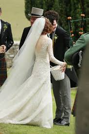 Actress and husband kit harington expecting their first child. Kit Harington And Rose Leslie Get Married In Scotland Wedding Dresses Modest Wedding Dresses Celebrity Wedding Photos