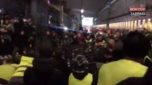 Une Grille Du Jardin Des Tuileries Tombe Sur Des Gilets Jaunes La Video Choc