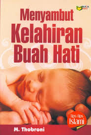 Rambut sang bayi dipotong gundul dan disunnahkan untuk memberikan sedekah seberat timbangan rambut tadi dengan emas atau perak. Buku Menyambut Kelahiran Buah Hati Tips Tips Islami Bukukita