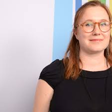 Radio Suomen Ilta: Ohjaaja Anna Dahlman: Vitsin olemus pitää kirkastaa ihan  timantiksi ja ylimääräiset karsia pois