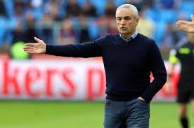 Aslen kendisi kapıcı çocuğu değildir sütçülük yapmıştır. Atiker Konyaspor Dan Ayrilan Teknik Direktor Riza Calimbay Kimdir Son Dakika Spor