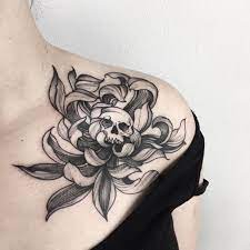 Tattooartist Skull Chrysanthemum Flower Blackwork Floral Skull Tattoos Skull Tattoo Flowers Body Tattoos