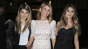 Loughling's daughter with designer mossimo giannulli is an aspiring social media star, and recently sat down on the zach. Lori Loughlin S Daughters Leave Usc In Wake Of College Admissions Scandal