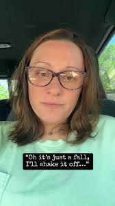 Watch your step i guess 😭😂🤷🏻‍♀️ #fyp #brokenbone #kneepain #xray #funny  #photo