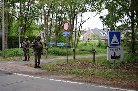 Jürgen is the subject to a relentless manhunt by a total of 400 belgian units, helped by german. Wieder Suchaktion Nach Jurgen Conings Am Nationalpark Hoge Kempen