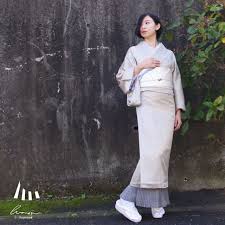 ミセル裾よけホムシュヘム homsuehem は裾よけの下部分にプリーツを施した 見せて使っていただくhomsue ホムシュ のオリジナル商品です ホムシュヘムを合わせることで身丈の足り ない着物もご着用いただけます この商品の発送は12月上旬予定です微光沢の生地感です