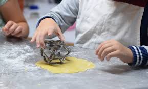 En las clases es paciente y escucha atentamente todos los aspectos del discurso del alumno: Taller De Cocina Para Ninos En Madrid