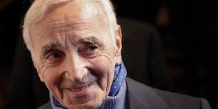 Il se tourne ensuite vers la chanson mais a du mal à percer. Charles Aznavour Sa Biographie Et Ses Albums Cosmopolitan Fr
