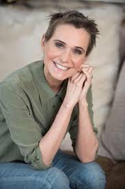 Teacher who couldn't remember her pupils' names and thought it was down to  stress dies of aggressive brain tumour