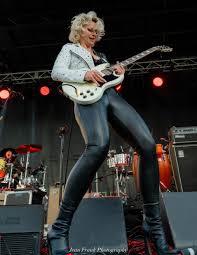 Samantha Fish tearing it up. : rrock
