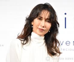 56歳・工藤静香、私物ポーチの中身を公開 常備する意外なアイテム ...