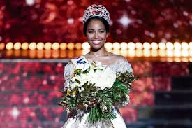 Madame la présidente refuse que la tenante du titre ne remette la couronne à la future première demoiselle de france. Miss France Un Centenaire Sans Genevieve De Fontenay