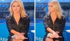 İtalya'da euro 2020 için yapılan programda spor sunucusu paola ferrari'nin canlı yayında bacak bacak üstüne atarken iç çamaşırı giymediği görüldü ve kanal zor anlar yaşadı. Kg0wh1wjsy5h M