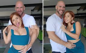 Marina Gold se puso en contacto con Johnny Sins para que trabajen juntos.  Foto: Composición LR Instagram