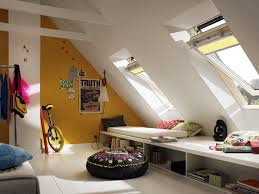 Stauraum Betonung Betonung Niedrige Kommoden Oder Regale Unterhalb Der Dachschr Zimmer Mit Dachschrage Einrichten Mobel Fur Dachschragen Dachzimmer Einrichten