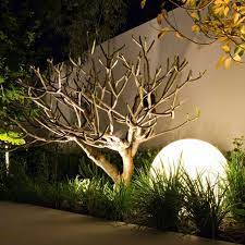 beleuchtung garten ideen led solar kugel baum gras modern garden lighting front yard design modern landscape lighting