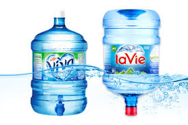B&igrave;nh nước Lavie c&oacute; v&ograve;i uy t&iacute;n tại H&agrave; Nội cực kỳ tiện dụng